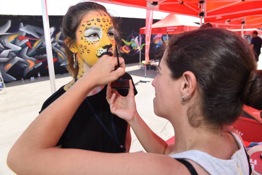 Una veintena de grafiteros decoran las antiguas cocheras de Latbus