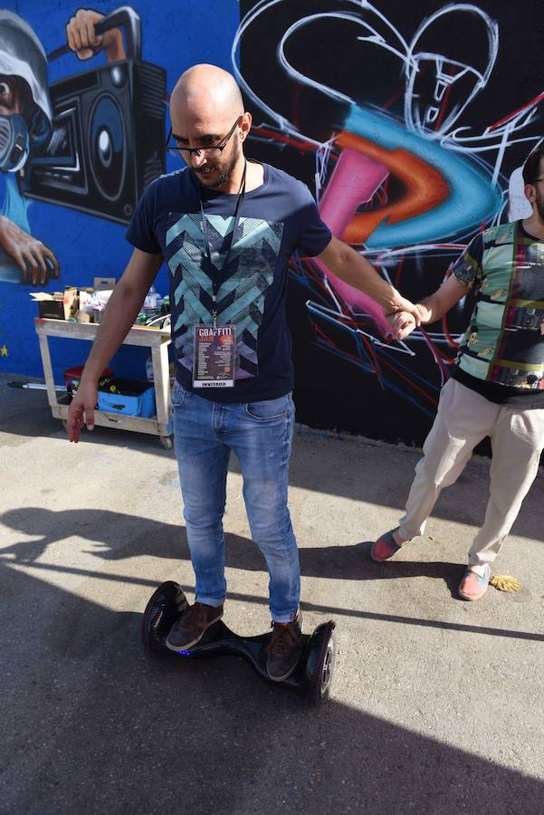 Una veintena de grafiteros decoran las antiguas cocheras de Latbus