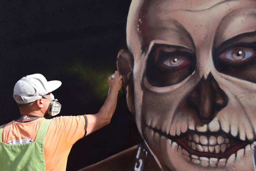 Una veintena de grafiteros decoran las antiguas cocheras de Latbus