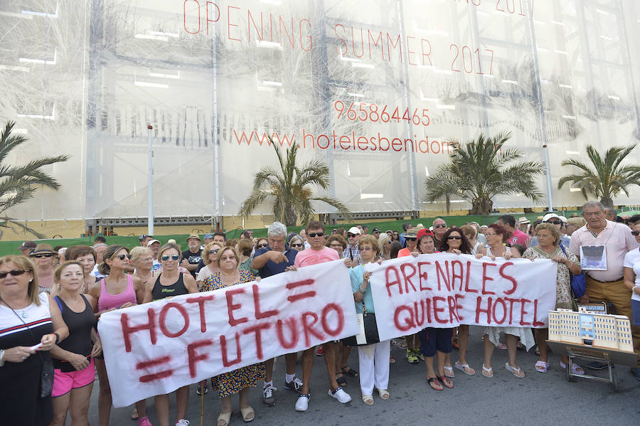 Apoyo vecinal al Hotel Arenales del Sol en Elche