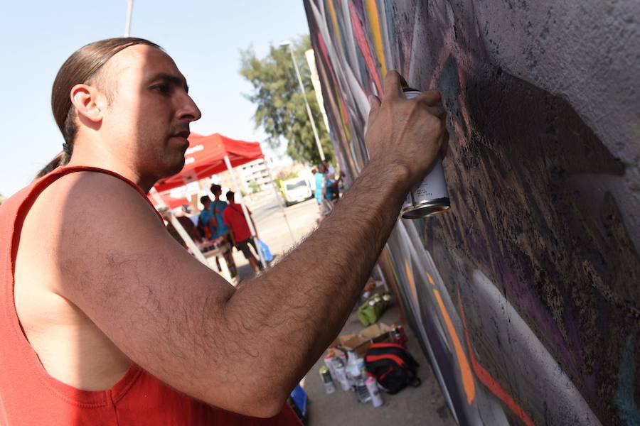 Una veintena de grafiteros decoran las antiguas cocheras de Latbus