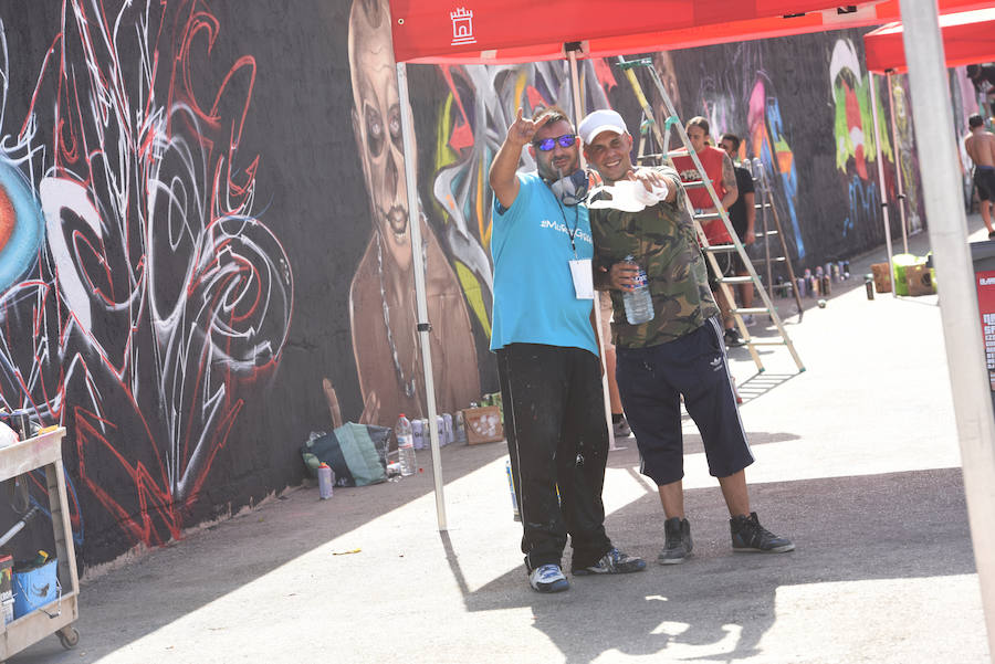 Una veintena de grafiteros decoran las antiguas cocheras de Latbus