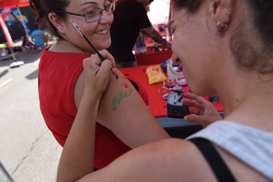 Una veintena de grafiteros decoran las antiguas cocheras de Latbus