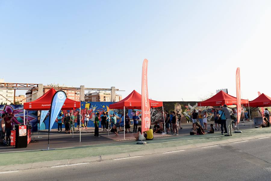 Una veintena de grafiteros decoran las antiguas cocheras de Latbus