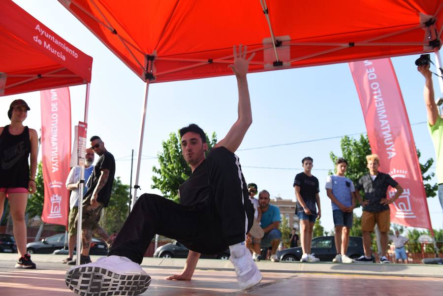 Una veintena de grafiteros decoran las antiguas cocheras de Latbus