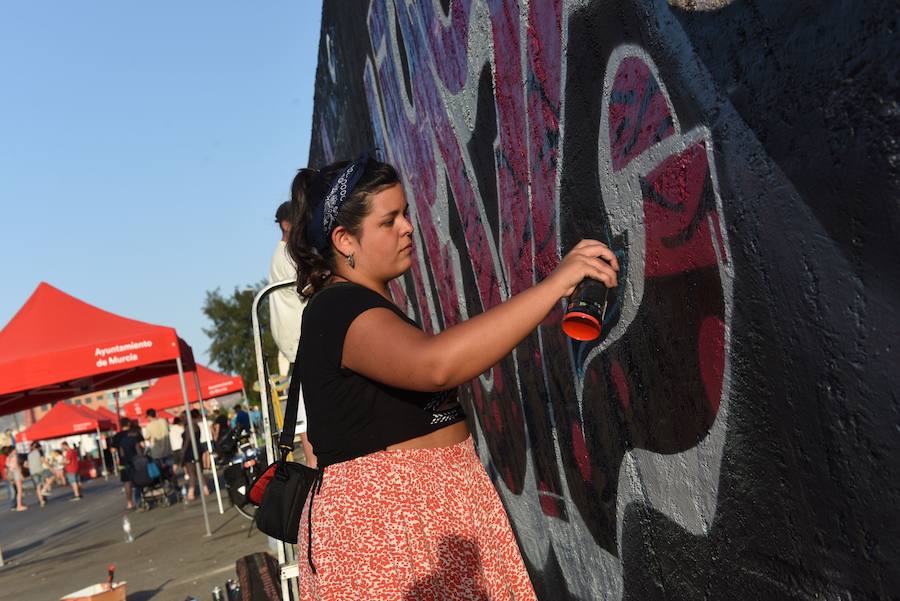 Una veintena de grafiteros decoran las antiguas cocheras de Latbus