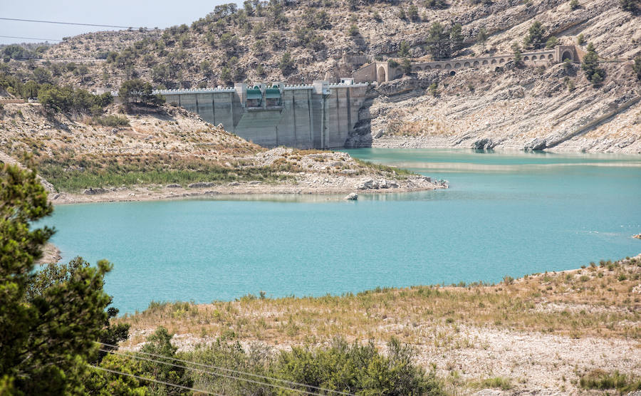 Sequía en el pantano del Amadorio, en Villajoyosa