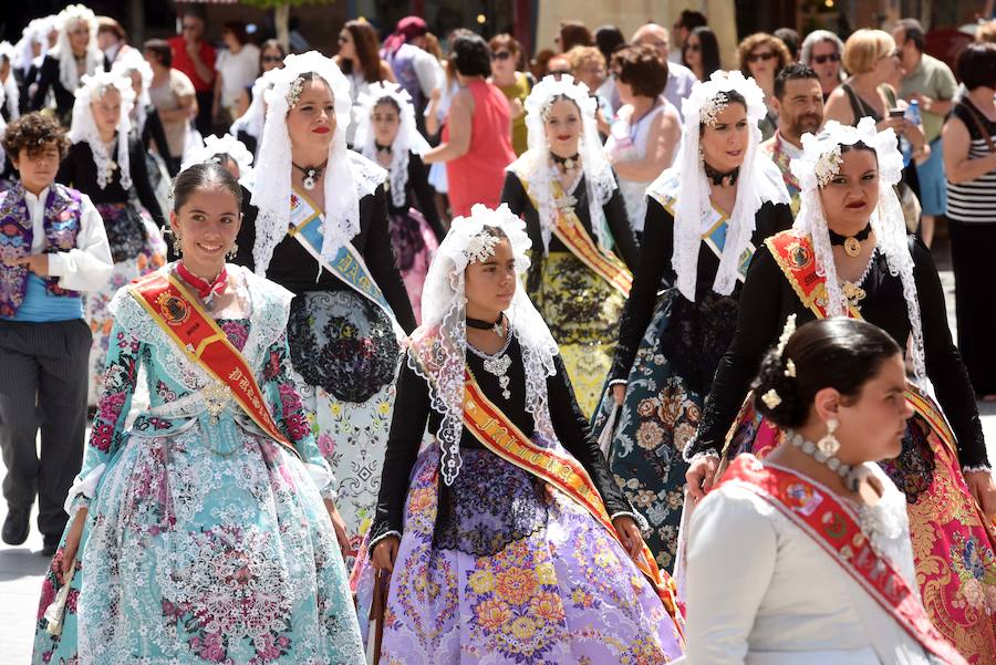 Elda deslumbra con sus falleras