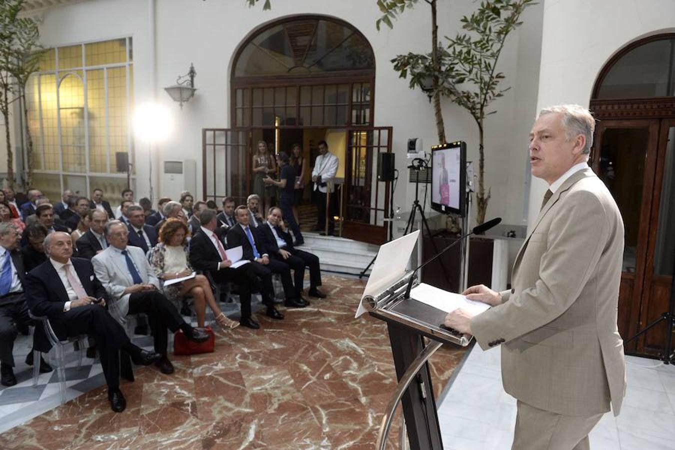 El embajador británico en España asiste al Foro Nueva Murcia
