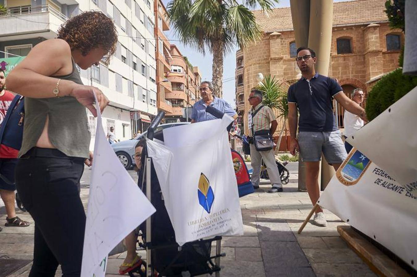 Protestas contra el Consell por imponer el valenciano en Torrevieja