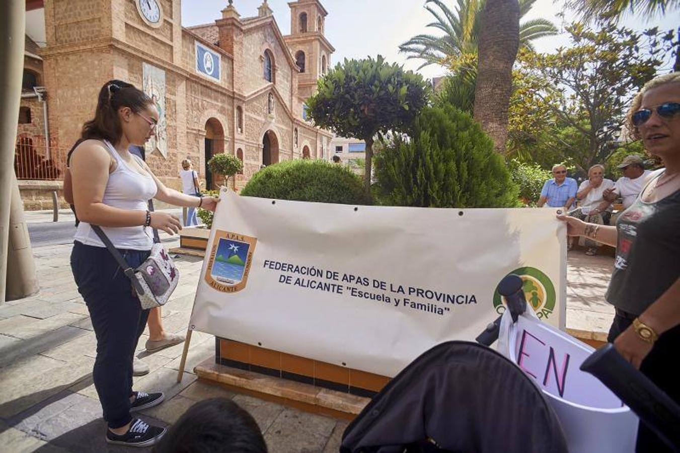 Protestas contra el Consell por imponer el valenciano en Torrevieja