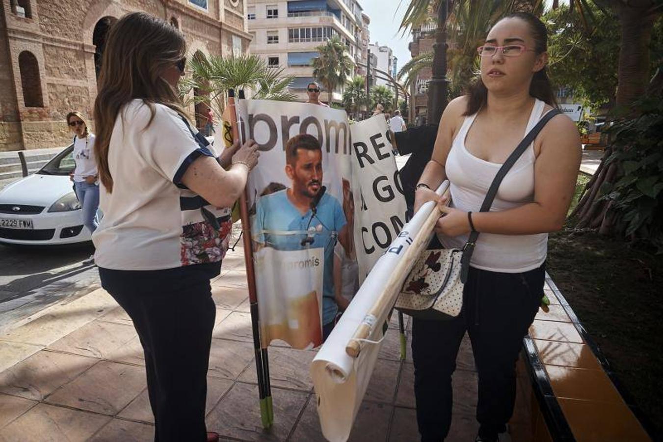 Protestas contra el Consell por imponer el valenciano en Torrevieja