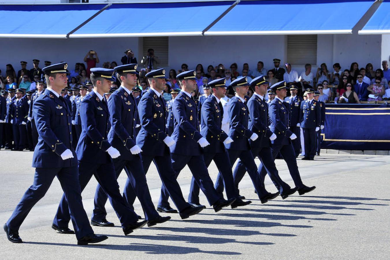 Entrega de despachos a los nuevos oficiales del Ejército del Aire