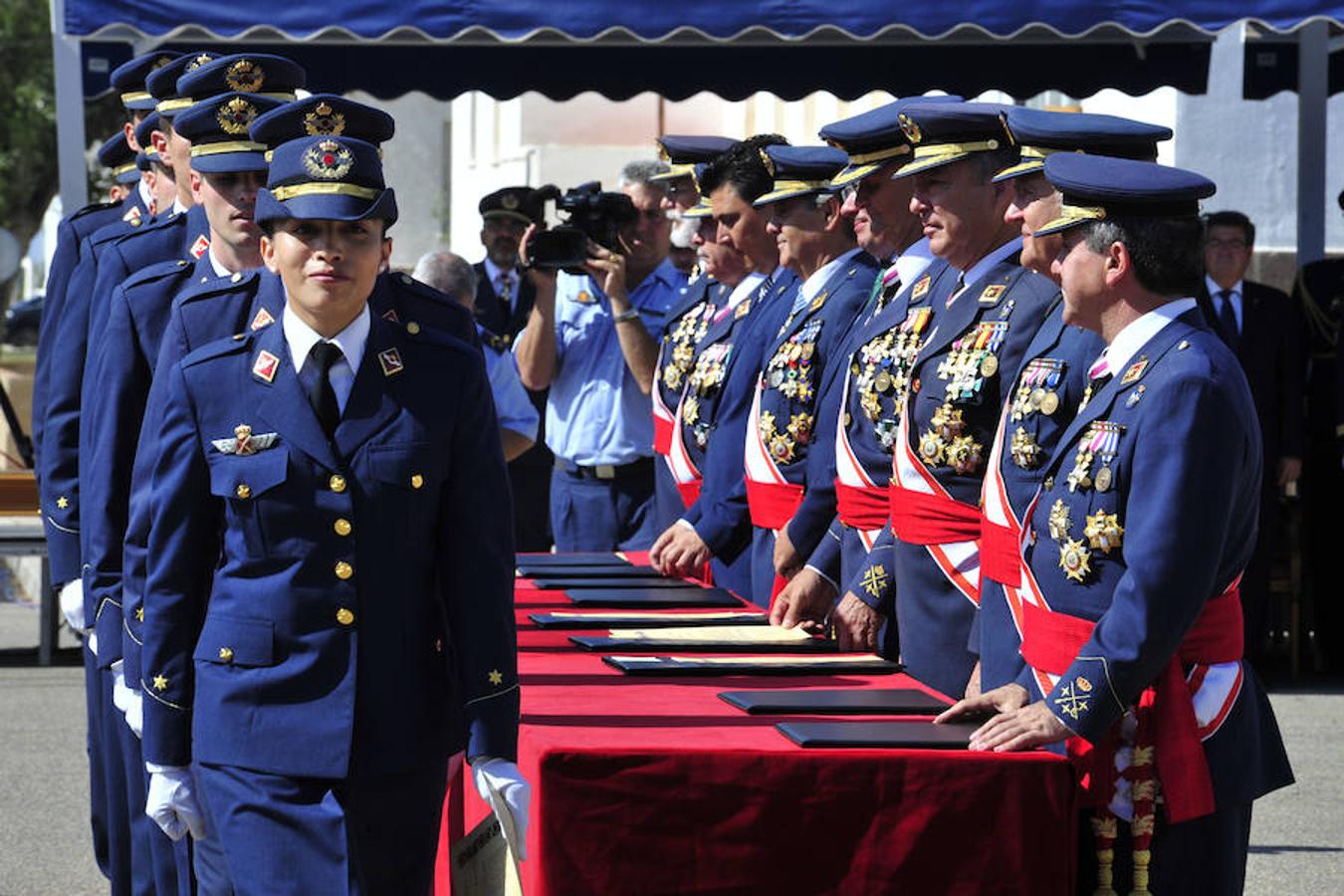 Entrega de despachos a los nuevos oficiales del Ejército del Aire