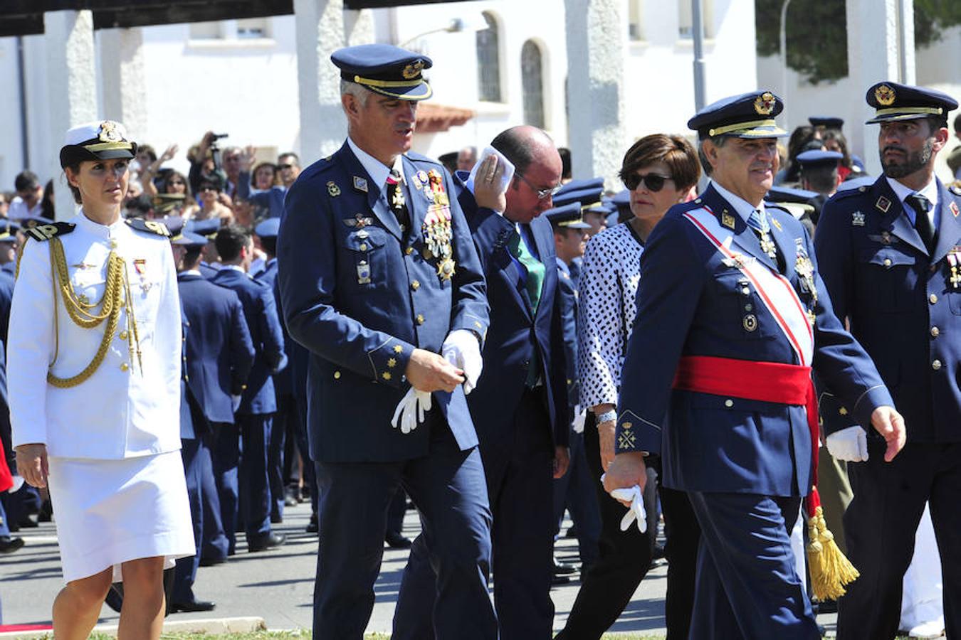 Entrega de despachos a los nuevos oficiales del Ejército del Aire