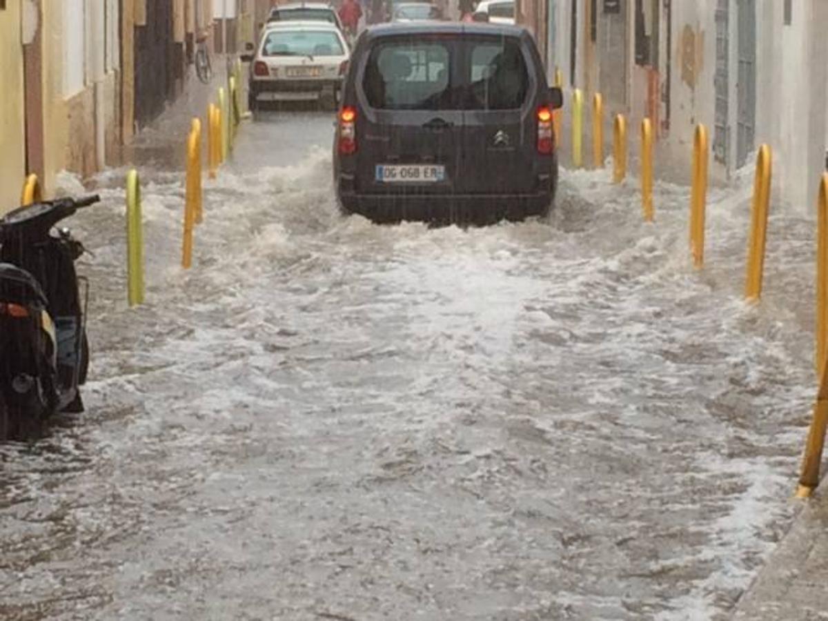 Una tormenta inunda Dénia y obliga a cerrar playas en Calpe por derrumbes