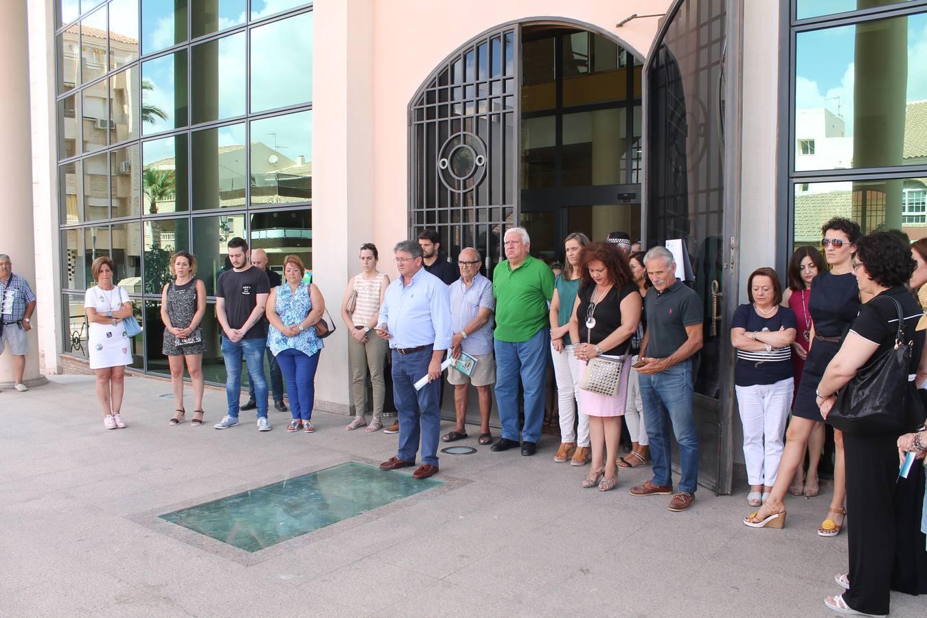 Minuto de silencio en el Ayuntamiento de Los Alcázares.