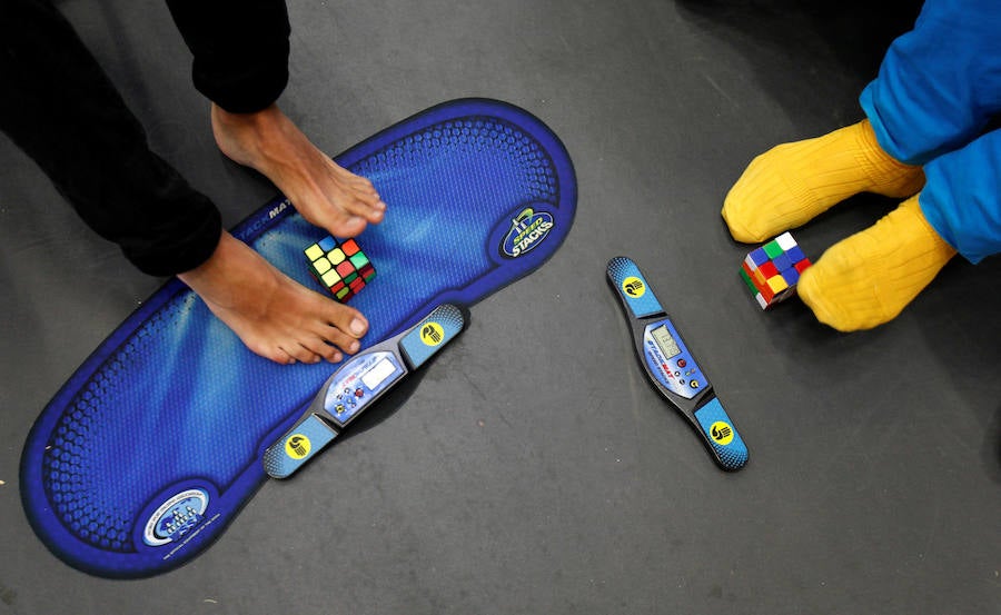 Los pies más diestros en el cubo de Rubik