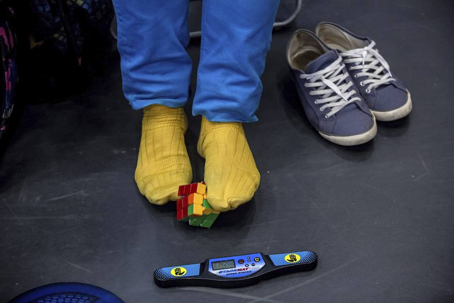 Los pies más diestros en el cubo de Rubik
