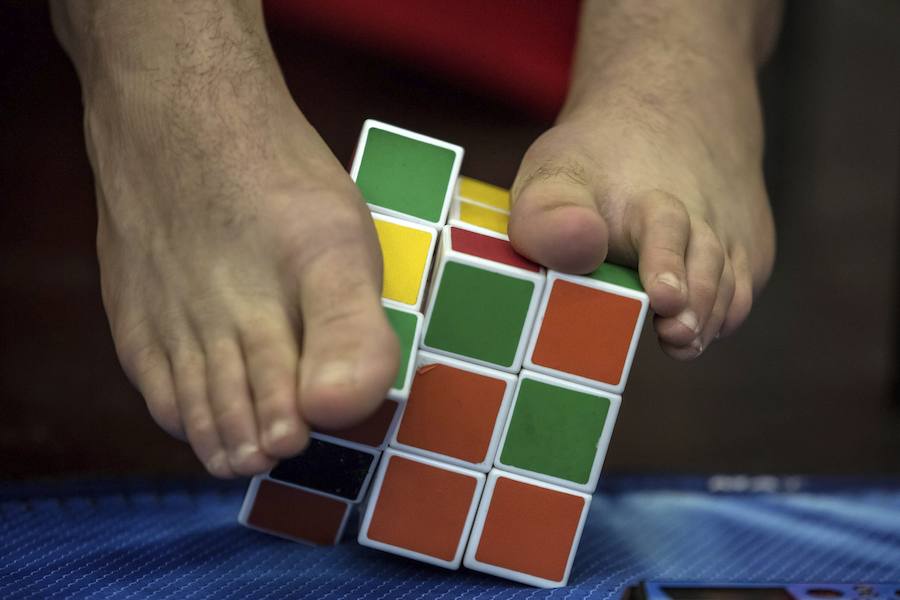 Los pies más diestros en el cubo de Rubik