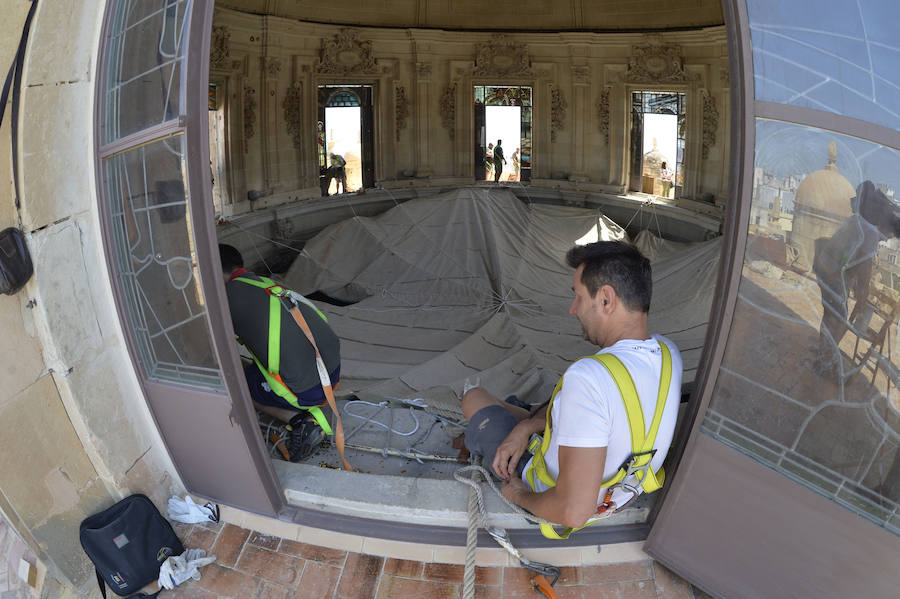 Instalan la lona del cielo en la basílica de Santa Maria de Elche