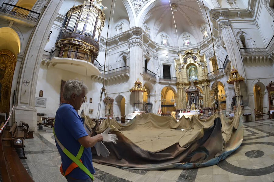 Instalan la lona del cielo en la basílica de Santa Maria de Elche