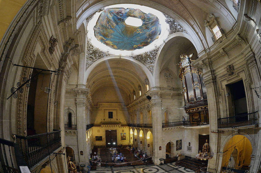 Instalan la lona del cielo en la basílica de Santa Maria de Elche