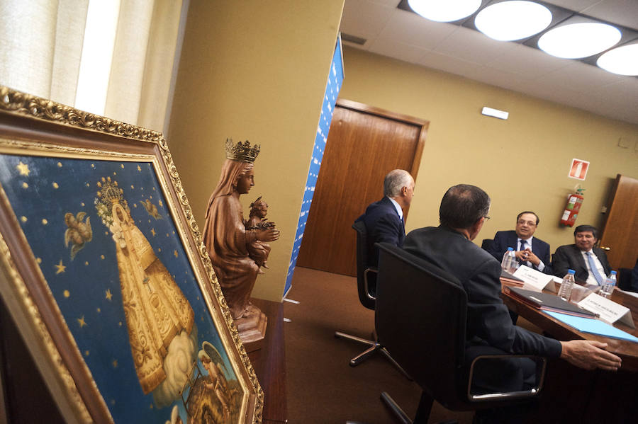 La Archicofradía de Monserrate recibe tres obras con la imagen de la patrona