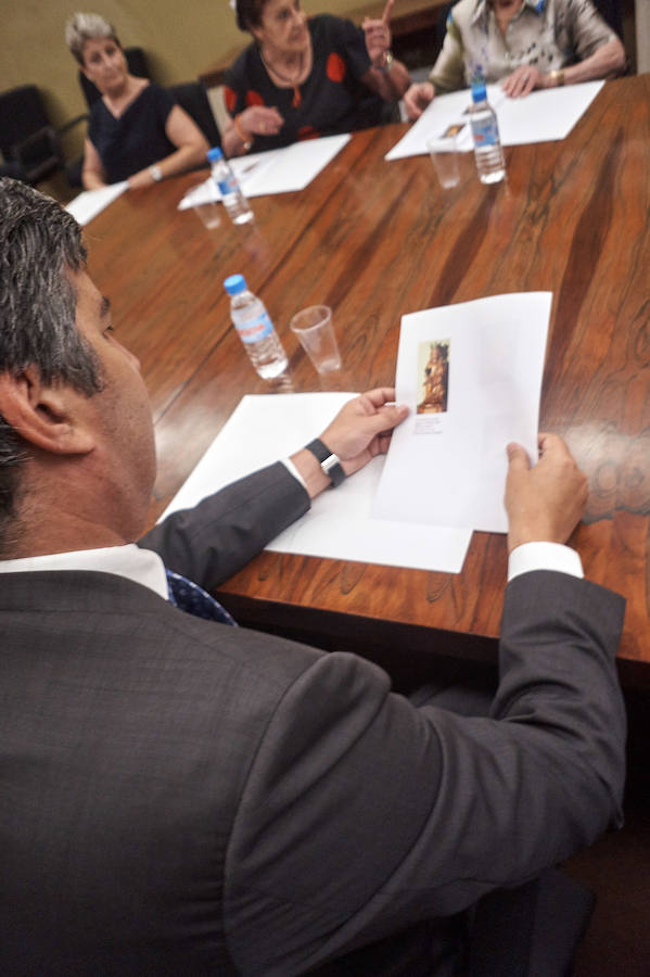 La Archicofradía de Monserrate recibe tres obras con la imagen de la patrona