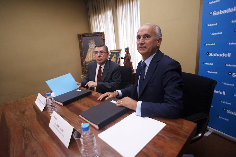 La Archicofradía de Monserrate recibe tres obras con la imagen de la patrona