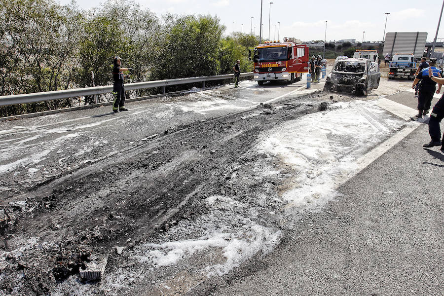 Incendio de un coche en la A-7, salida de Alicante