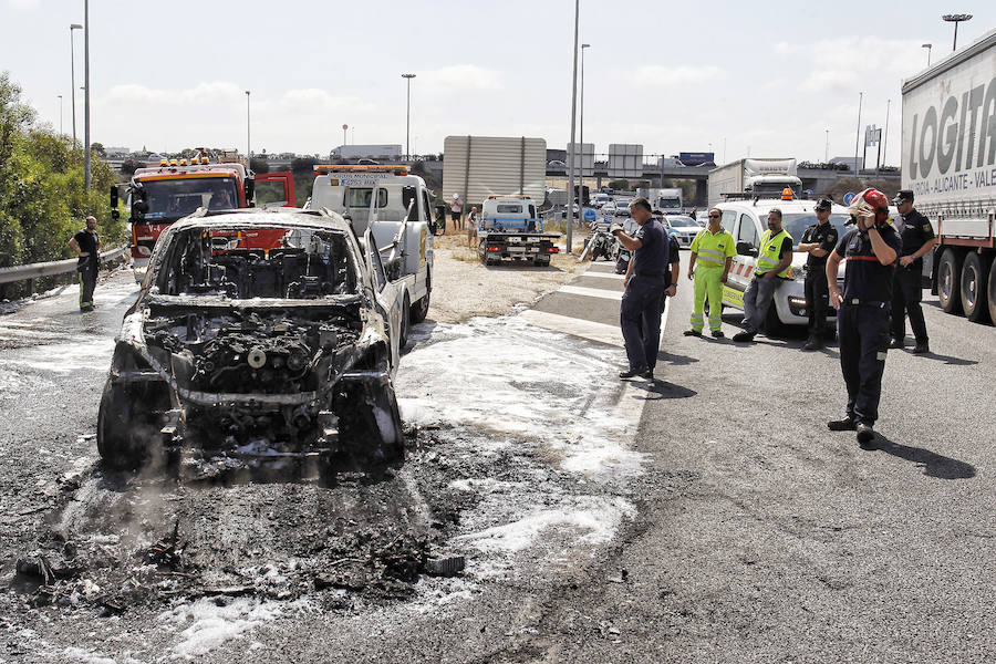 Incendio de un coche en la A-7, salida de Alicante