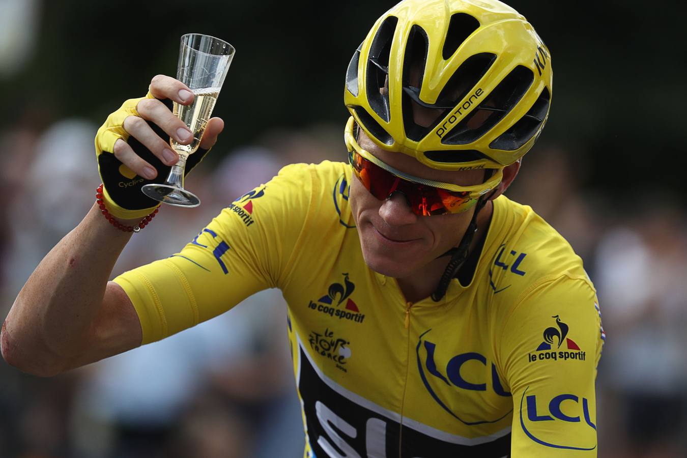 Froome celebra su tercer Tour de Francia en París