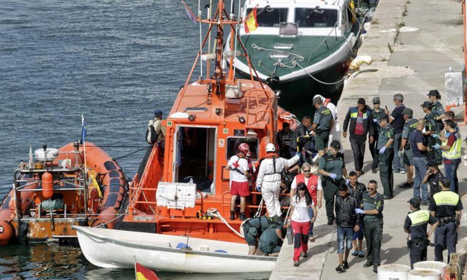 Rescatan a diez personas de una patera frente a la costa alicantina