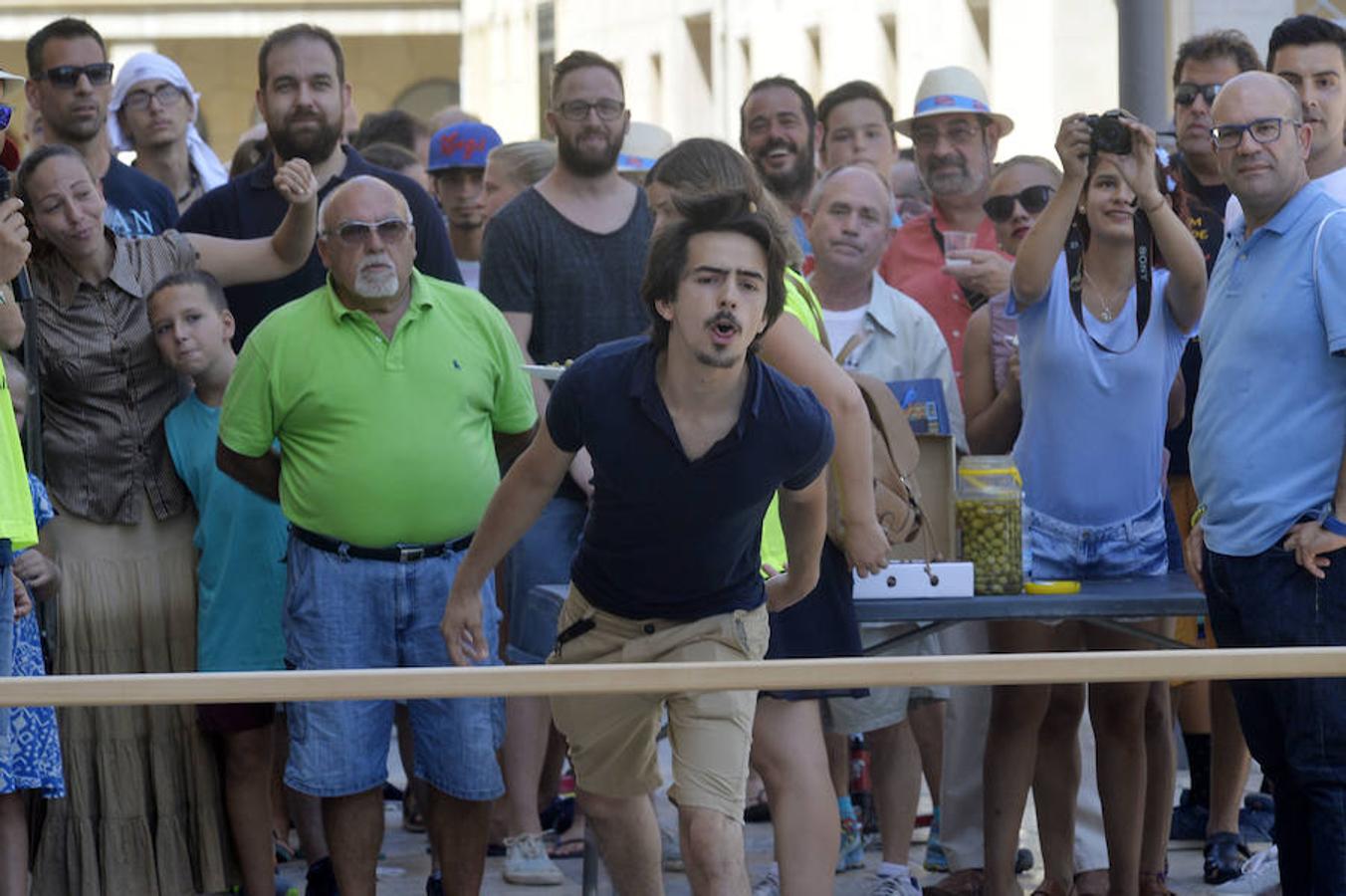 Un murciano gana el torneo de lanzamiento de huesos de dátil y oliva en Elche