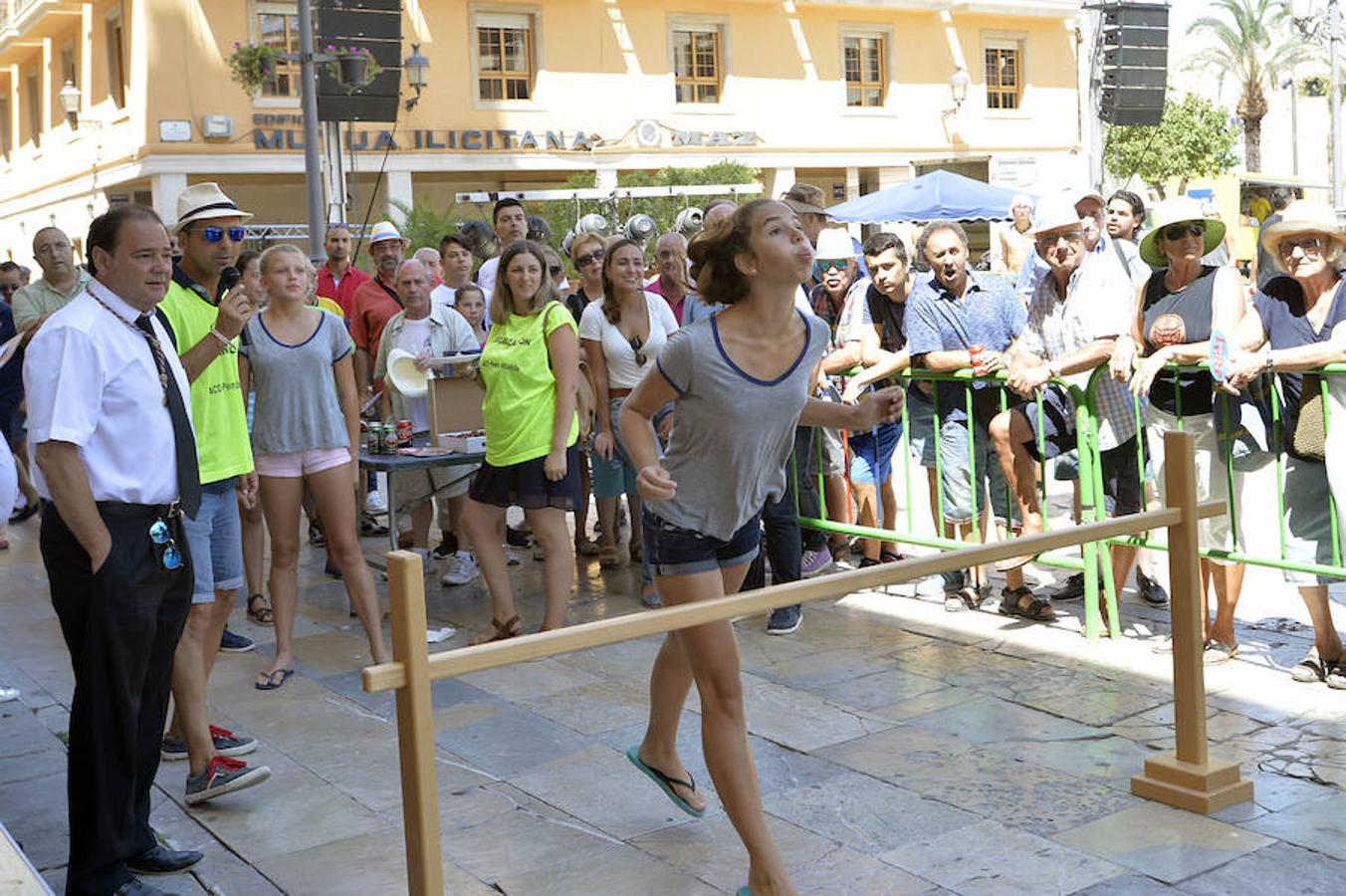 Un murciano gana el torneo de lanzamiento de huesos de dátil y oliva en Elche