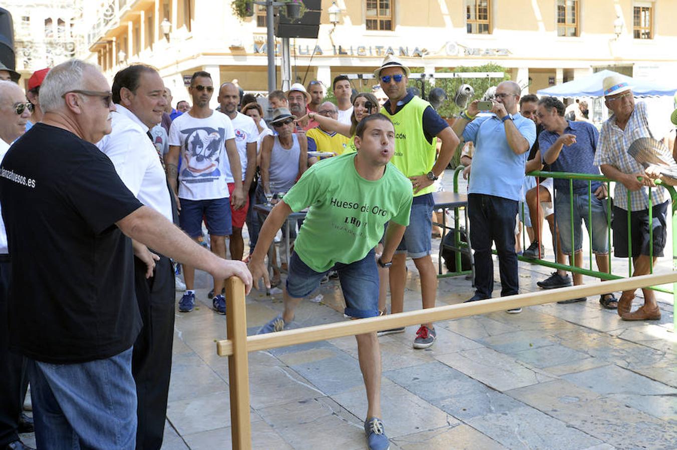 Un murciano gana el torneo de lanzamiento de huesos de dátil y oliva en Elche