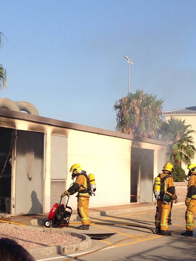 Un incendio calcina el centro de transformación eléctrico de la depuradora de Orihuela