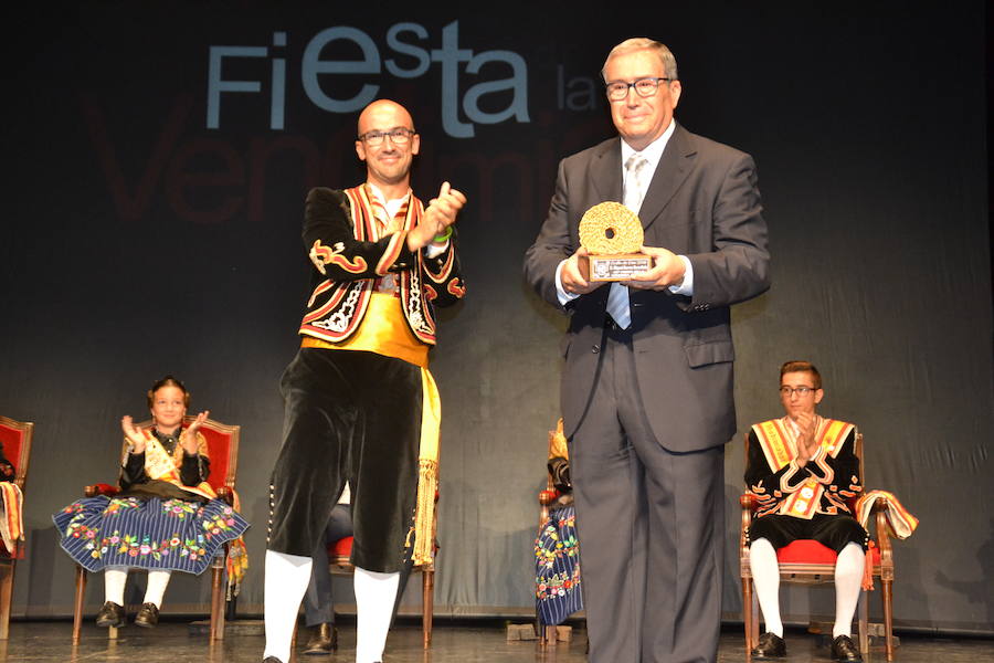 Los Vendimiadores y Bodegueros de Jumilla celebran un emocionado relevo