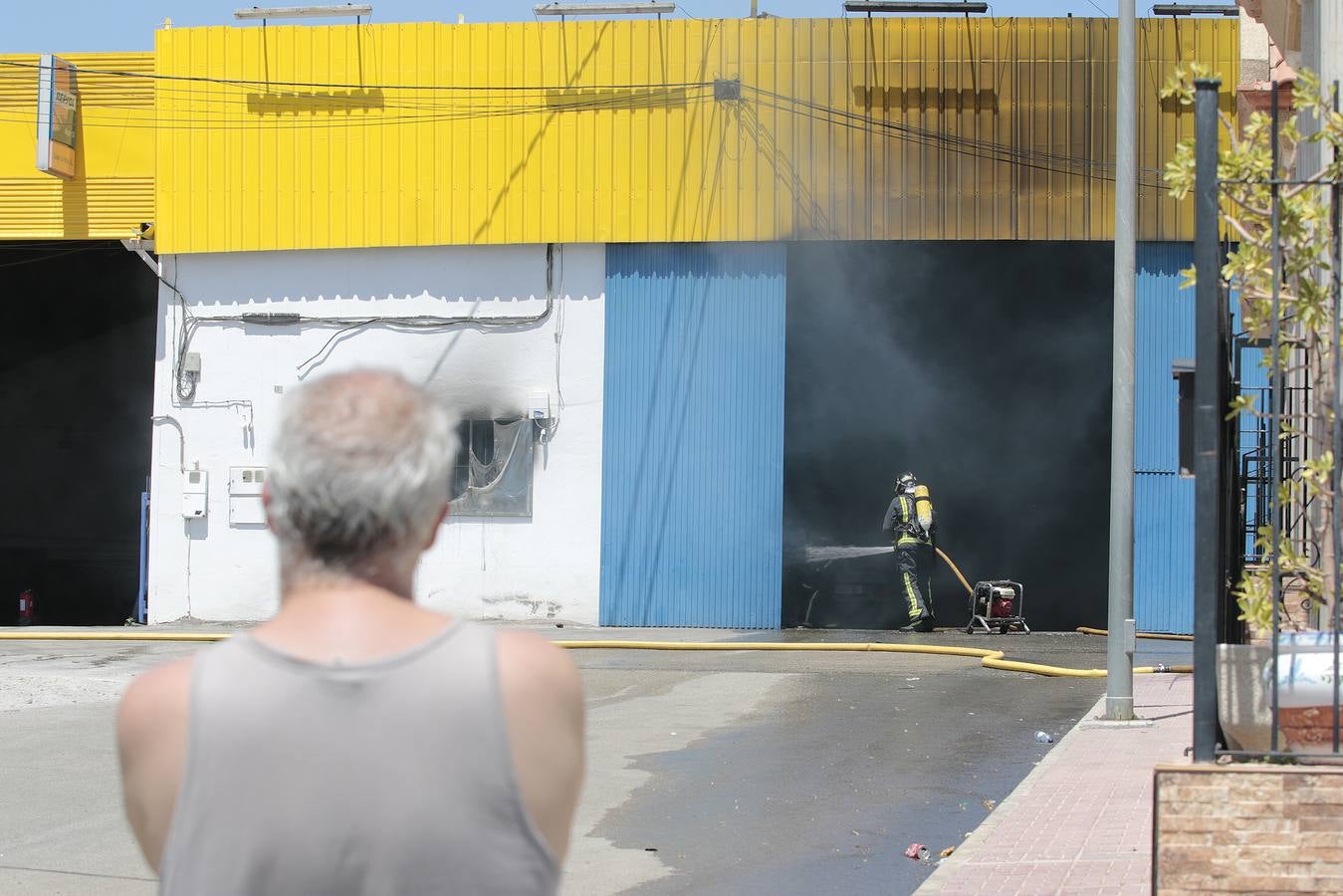 Alarma en La Hoya por un incendio en una nave que almacenaba productos inflamables
