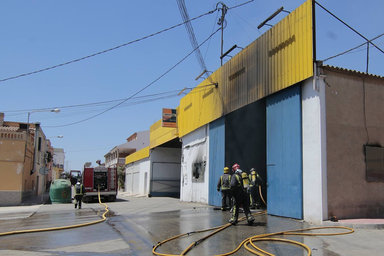 Alarma en La Hoya por un incendio en una nave que almacenaba productos inflamables