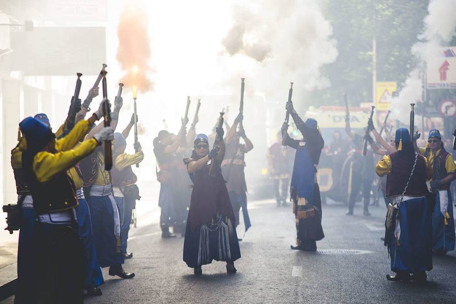 Moros y Cristianos toman las calles de Elche