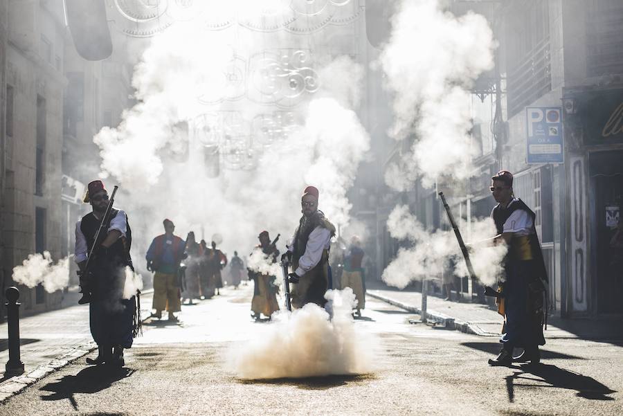 Moros y Cristianos toman las calles de Elche