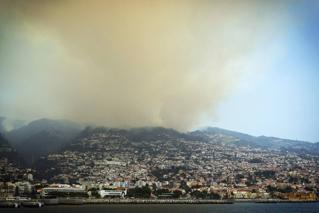 El fuego asola la capital de Madeira
