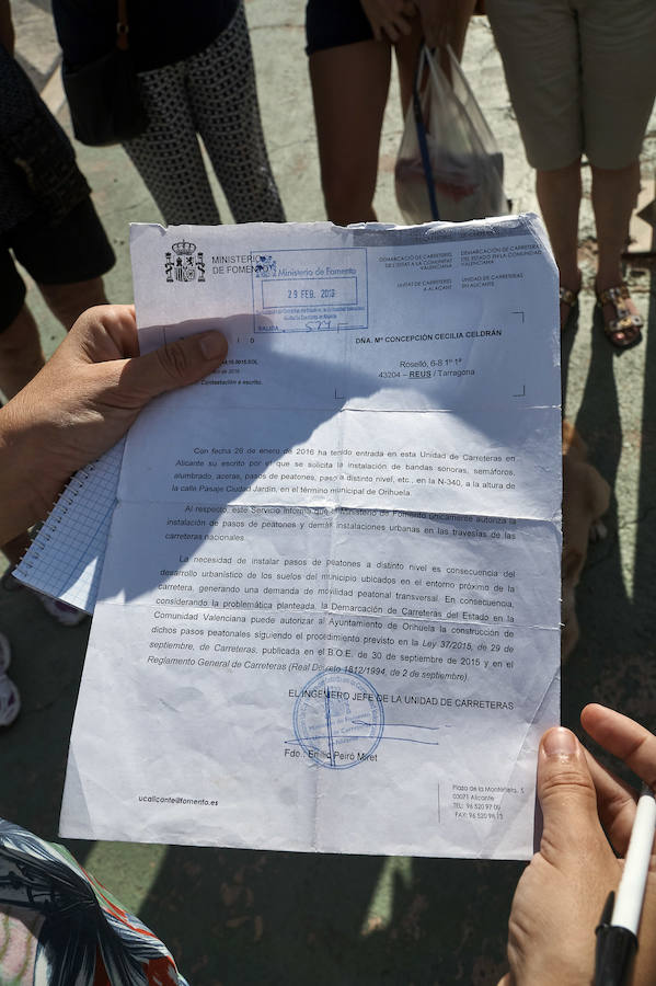 Vecinos oriolanos reclaman un paso de peatones en la N-340