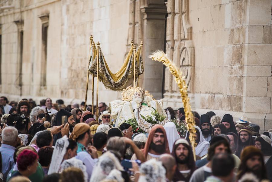 Procesión y coronación de la Virgen María