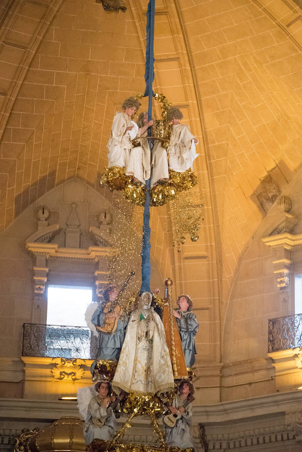 Procesión y coronación de la Virgen María