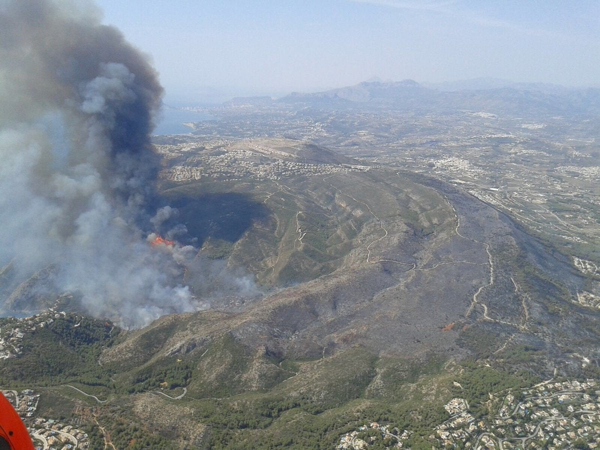 Más de mil desalojados por el incendio en Xàbia