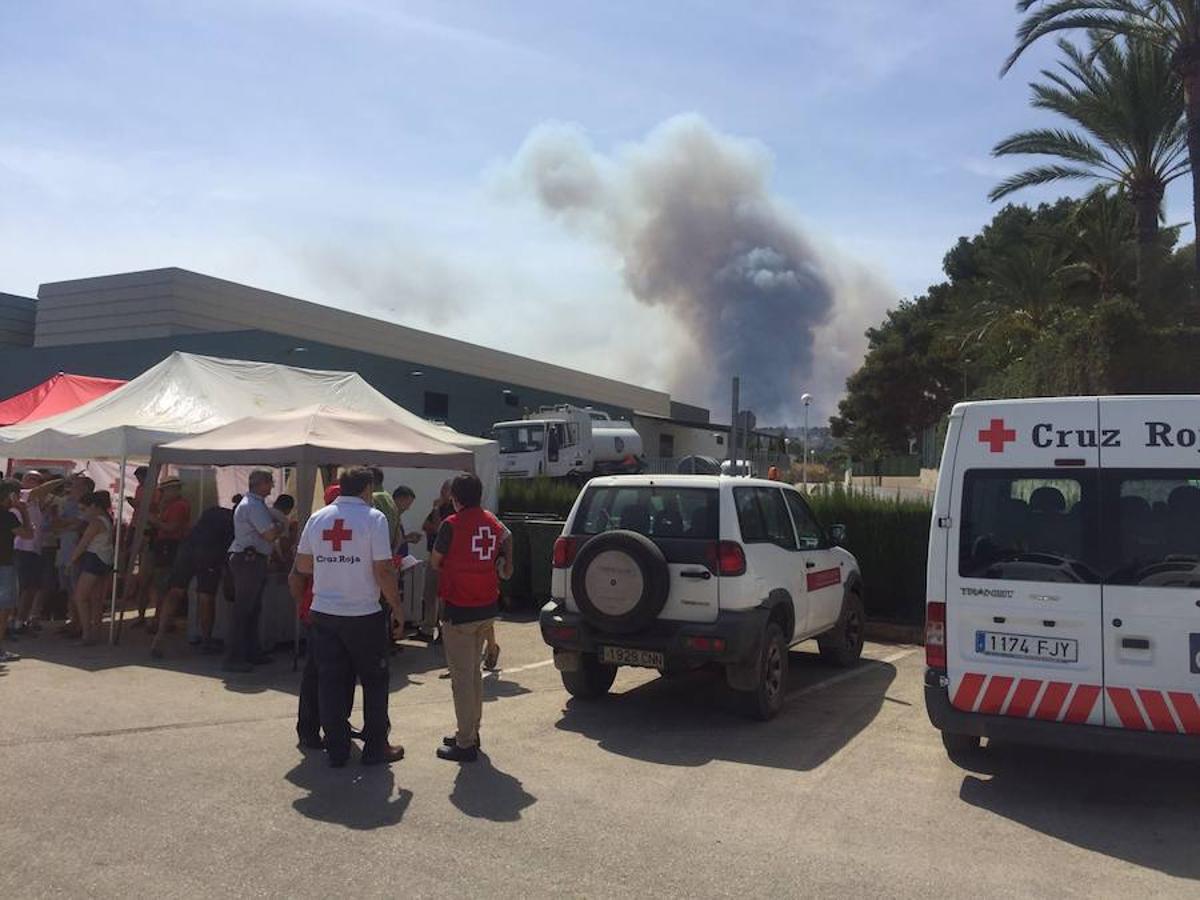 Más de mil desalojados por el incendio en Xàbia