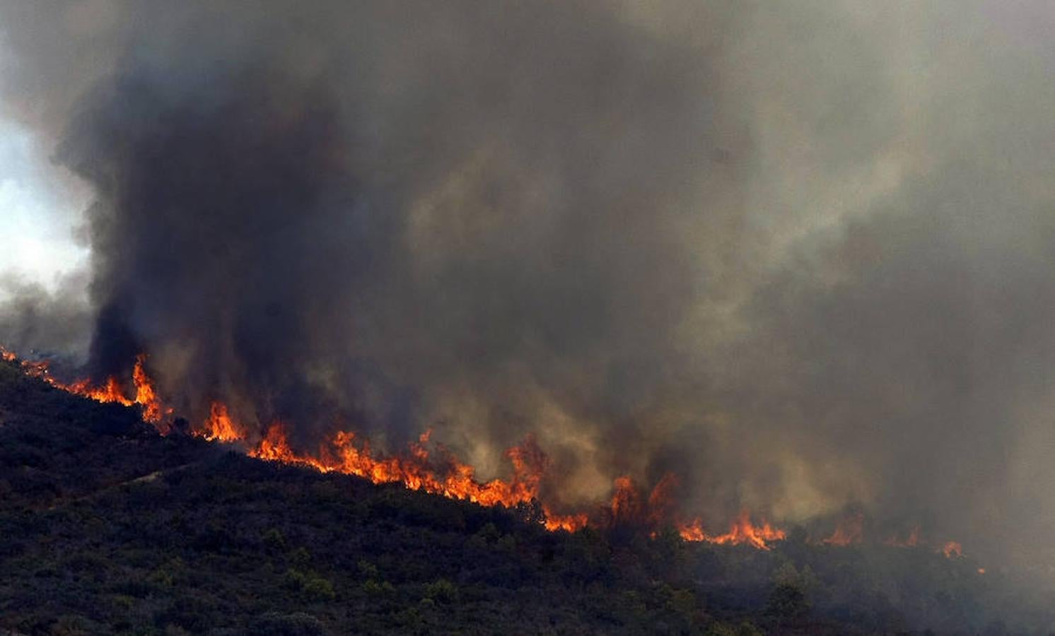 Más de mil desalojados por el incendio en Xàbia